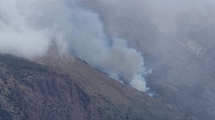 Imagen de Medios aéreo y decenas de brigadistas combaten el incendio en el Cerro Meta de Bariloche: cómo es el operativo este domingo