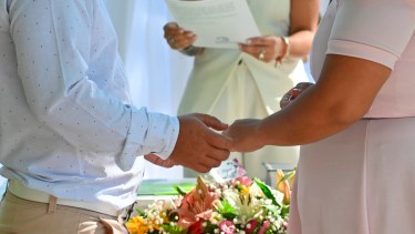 «¡Sí, acepto!»: 16 parejas de enamorados se casaron juntos por San Valentín en Cipolletti