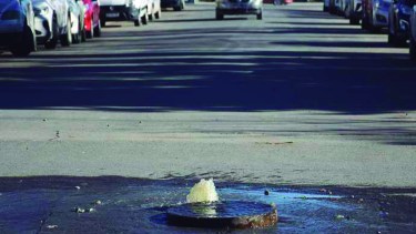 Líquidos cloacales en las calles de Roca. (Foto archivo: Juan Thomes).