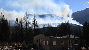 El fuego sigue activo en la zona de montaña en El Bolsón, luego de la destrucción de más de 120 casas. Foto: Chino Leiva