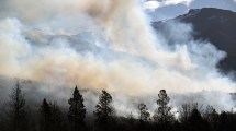 Imagen de Brigadistas sin descanso en el incendio en El Bolsón: hay esperanzas en la lluvia que habría el domingo