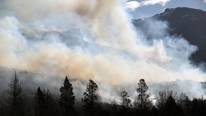 Brigadistas sin descanso en el incendio en El Bolsón: hay esperanzas en la lluvia que habría el domingo