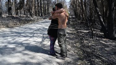 Natalia y Kevin, conocidos de Mallín Ahogado se funden en un abrazo a una semana del incendio que destruyó sus casas. Es la hora de pensar en la reconstrucción en El Bolsón. Foto: Chino Leiva