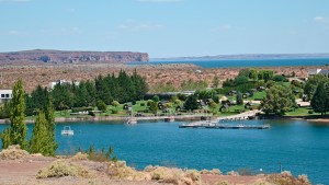 Del istmo Mari Menuco a El Chocón, el traslado de la mega villa turística que quedó en el olvido