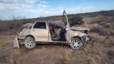 La mujer murió tras volcar en la ruta 22. Foto:  Radio Municipal 96.5