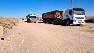 Video | Camión varado en Ruta 17 genera caos en Vaca Muerta: petroleros denuncian «abandono» en los caminos