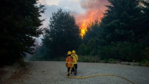 Protestan en Bariloche para exigir la liberación de uno de los detenidos por los incendios en El Bolsón