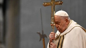 El papa Francisco mejora de a poco, pero aún no hay fecha para el alta