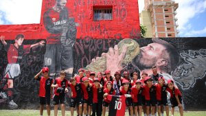 Una camiseta usada por Messi en las inferiores de Newell&#8217;s será subastada en París: en cuánto está valuada