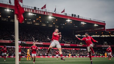 Nottingham Forest goleó 7-0 al Brighton y se mantiene en la pelea por el título en la Premier League