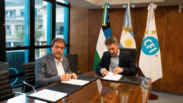 El gobernador Alberto Weretilneck firma el convenio con el CFI. Foto: gentileza.