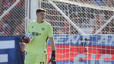 Orlando Gill rechazó una pelota con la cara y batió un récord en San Lorenzo.