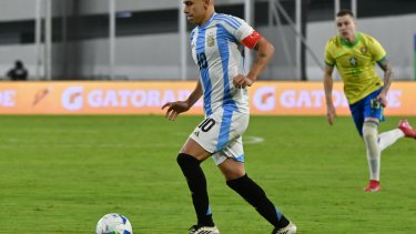 Echeverri marcó de penal contra Brasil y luego salió lesionado con un esguince de tobillo.