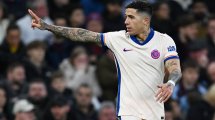 Imagen de Enzo Fernández sorprendió a Dibu Martínez con un gol, pero el Aston Villa se quedó con la victoria