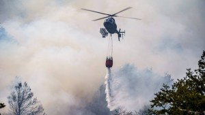 Llegó una nueva aeronave que contrató Neuquén para combatir el incendio en Parque Lanín: así trabaja