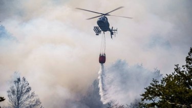 Llegó una nueva aeronave que contrató Neuquén para combatir el incendio en Parque Lanín: así trabaja