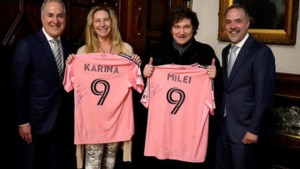 Brancatelli enfurecido con Lionel Messi porque le firmó una camiseta a Javier Milei 