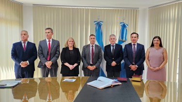 Busamia, Elosu Larumbe, Gennari, Mazieres y Moya, los cinco vocales, y el fiscal Gerez y la defensora Merlo en el acto de este miércoles. (Gentileza)