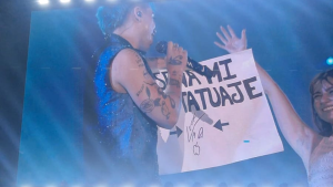 Video | Un recuerdo inmortalizado: Luck Ra le diseñó un tatuaje a una fan en la Fiesta de la Manzana 2025