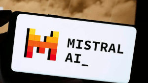 La empresa francesa Mistral AI lanzó «Le Chat», un chatbot para celulares