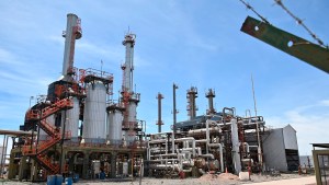 Refinería abandonada en Vaca Muerta: buscan regularizar la millonaria deuda