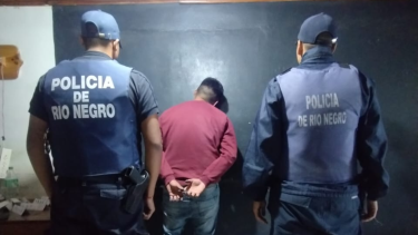 Rompió el vidrio de un local y lo atraparon con la ropa que intentaba llevarse en Viedma.