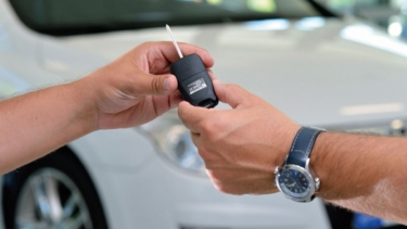 Un hombre de Viedma compró un auto usado y terminó pagando multas ocultas.  
