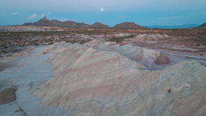 Una ruta atraviesa montañas, rocas y fósiles de dinosaurios para llegar a un museo natural a cielo abierto