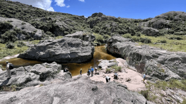 Así son los toboganes naturales de aguas cristalinas escondidos en las sierras de Córdoba