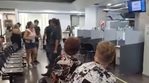 Imagen de Video | Fuerte reclamo en ISSN: prohíben el ingreso a la mujer que denunció falta de cobertura a su hijo de tres años en Neuquén 