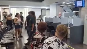 Video | Fuerte reclamo en ISSN: prohíben el ingreso a la mujer que denunció falta de cobertura a su hijo de tres años en Neuquén 
