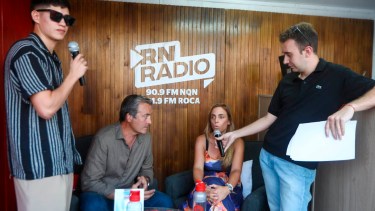 Los Soria, intendenta y diputado, hablaron de la expectativa en el arranque de la Fiesta de la Manzana - Foto: Juan Thomes. 