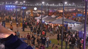 Cuánto sale comer algo distinto en la Fiesta de la Manzana 2025 de Roca: el sándwich de torta frita con salame de jabalí y berenjena al escabeche