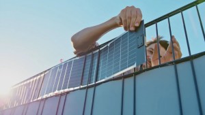 Renovables: lanzan paneles solares flexibles para instalar en las rejas