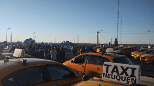 Taxistas marcharon contra Uber en Neuquén: la municipalidad informó cómo serán multados