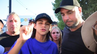 Valentino Merlo sorprendió, al caminar entre la gente, en la Fiesta de la Confluencia. Foto: Cecilia Maletti 