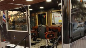 Cortate el pelo en la Fiesta de la Confluencia 2025 en Neuquén: qué es el carrito barbero