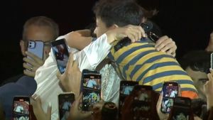 Video | El tierno momento de Joaquín Levinton con un nene del público en la Fiesta de la Confluencia 2025