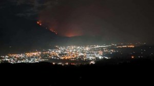 Incendio en El Bolsón: brigadistas trabajarán toda la noche por el fuego fuera de control