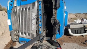 Volcó un camión en la Ruta 23 y perdió su carga: llevaba salmón rosado y truchas desde Bariloche