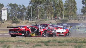 TC en Viedma: el múltiple choque que dejó fuera de acción al neuquino Juan Cruz Benvenuti