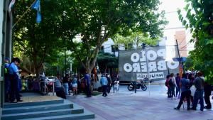 Protesta de organizaciones sociales en el centro de Neuquén: definieron cuarto intermedio hasta la próxima semana tras reunirse con Gobierno