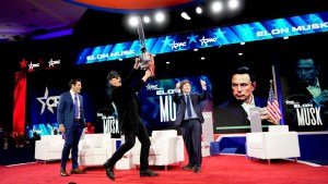 Javier Milei sorprendió a Elon Musk con una motosierra en su encuentro en Estados Unidos