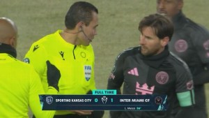 Polémica en la Concacaf: analizan suspender al árbitro que le pidió la camiseta a Messi