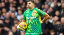 Imagen de Alarma en la Selección Argentina: Dibu Martínez  salió reemplazado con una molestia en Aston Villa