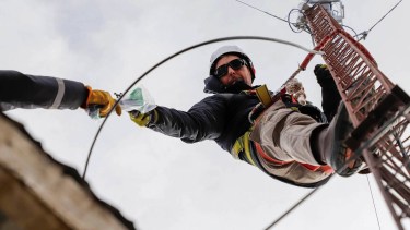 Operarios de Altec realizaron las instalaciones de las antenas de Starlink en parajes y escuelas rurales. Gentileza