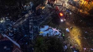 Accidente en Brasil: cayó un avión en una avenida transitada e impactó en un colectivo