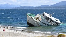 Imagen de Por qué el barco que remolcaron desde la Isla Victoria quedó en la orilla de Bariloche y qué pasará con él