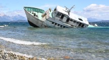 Imagen de Así quedó el barco que remolcaron desde la Isla Victoria a la orilla de Bariloche: mirá las fotos
