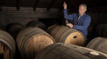 Imagen de Es Físico y hace whisky escocés en Dina Huapi junto a su familia
